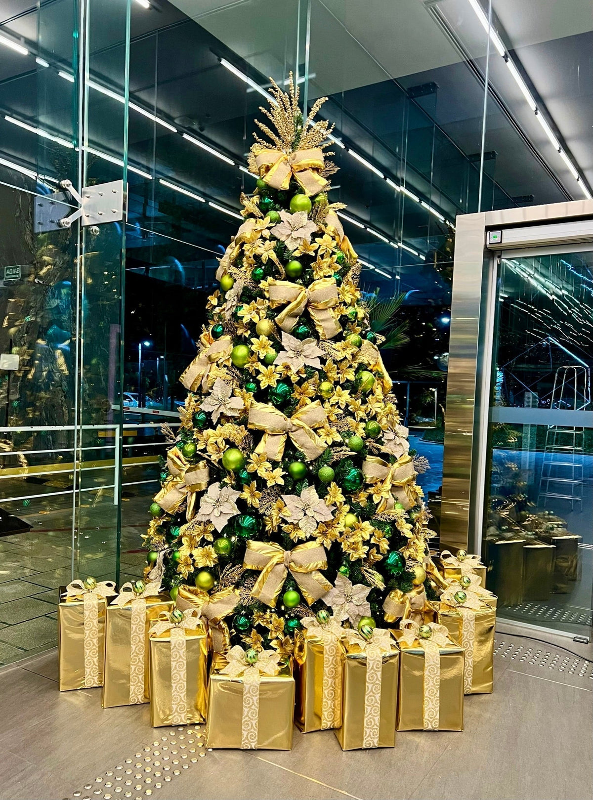 Árvore de Natal + Decoração 360º Gift Green Inclusa - 3 Metros